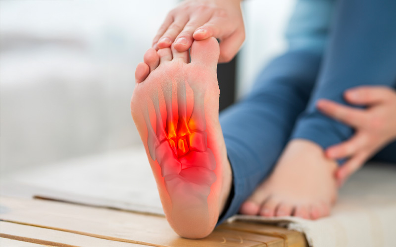 Comprendere e prevenire la fascite plantare: i nostri consigli per adattare le tue scarpe da tennis