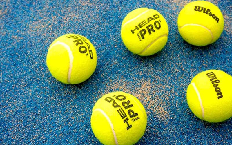 Si pu&ograve; giocare a padel con le palline da tennis?
